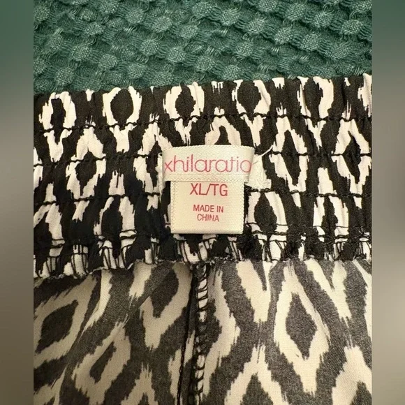 Black and White Geometric Joggers - Picture 4 of 4